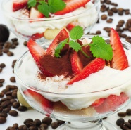 草莓水果沙拉与咖啡豆图片