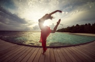 海边跳芭蕾舞的女孩图片