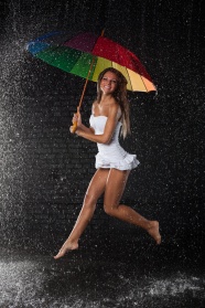 雨中美女撑伞跳跃图片