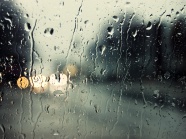 雨天车窗雨水图片