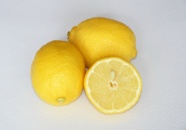 黄色鲜柠檬图片