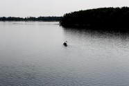湖泊黑白风景图片