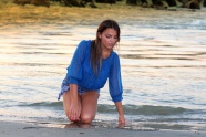 蓝色雪纺衫海滩美女写真