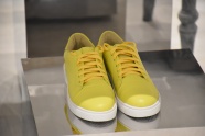 一双黄色休闲鞋