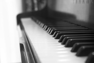 钢琴黑白琴键特写图片