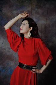 红衣日本美女写真