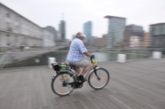 老人骑单车图片