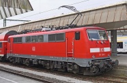 红色铁皮火车图片