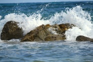 浪花拍打礁石图片