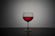 一杯红葡萄酒图片