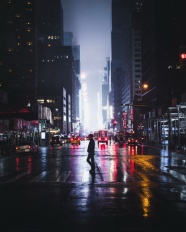 城市下雨夜景图片