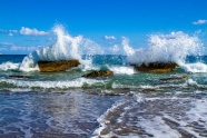 大海浪花击石图片