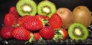 成熟草莓和猕猴桃图片