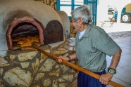 烤面包的老人图片