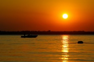 湖面黄昏日落景观图片