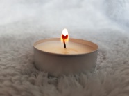 白色蜡烛火苗图片