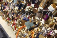 巴黎浪漫情侣挂锁图片