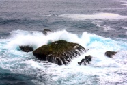 海洋海浪击石图片