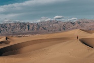 行走沙漠风景图片