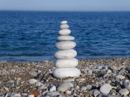 海滩圆形石头堆叠图片
