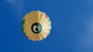 蓝天下飞升热气球图片