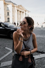 欧美写真抽烟美女图片