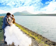 湖边婚纱照外景图片