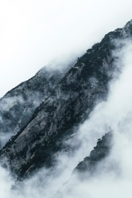 浓雾弥漫高山图片