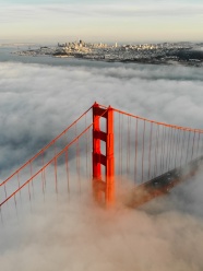 云雾缭绕红色大桥图片