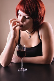 女人独自喝酒伤感图片