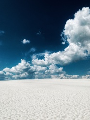 蓝天白云白色沙漠图片