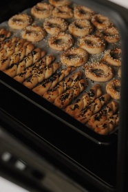 烤箱托盘上的酥皮糕点图片