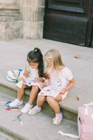 两个女孩在画画图片