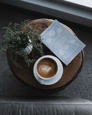 盆栽咖啡和书籍图片