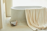 浴巾和浴池图片