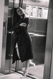 电梯美女性感图片黑白