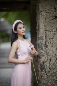 越南粉色背心裙美女图片