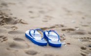 沙滩上的拖鞋图片