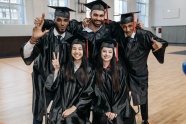 一群穿着学士服拍毕业照图片