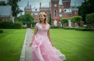 粉色裙装美女写真图片