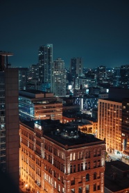 夜色中的城市建筑图片
