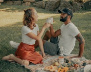 草地野餐的情侣图片