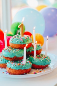 甜甜圈蛋糕蜡烛图片