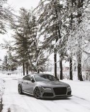 冬季树林雪地行驶的汽车图片