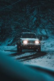 雪夜中行驶的汽车图片