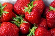 新鲜大红色草莓水果图片