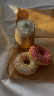 甜甜圈和一杯咖啡下午茶图片