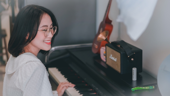 亚洲美女练钢琴图片
