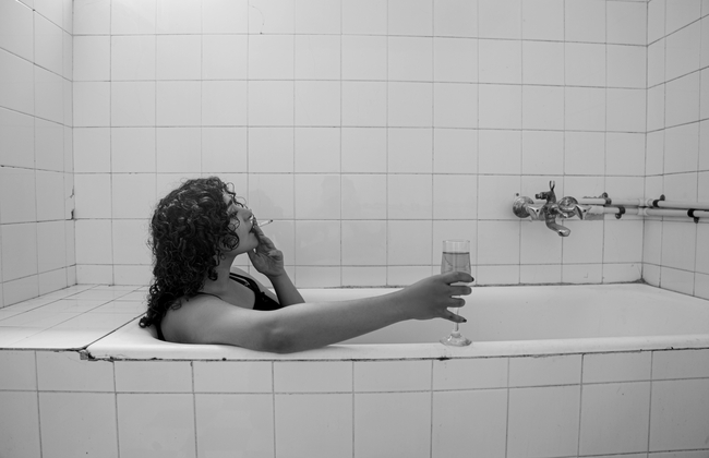 欧美黑白性感美女泡澡抽烟图片