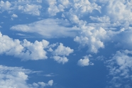 蓝色天空团团云层图片